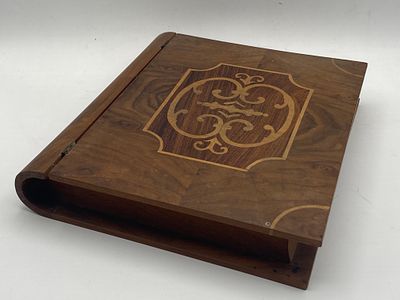 Дерев. шкатулка в виде книги