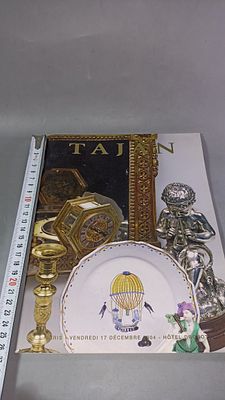 Аукционный каталог Tajan: Керамика XVI–XIX веков, рамы, мебель и предметы искусства. Париж: 