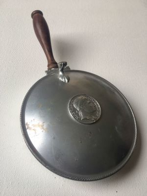 מחמם מיטה, נראה שמעולם לא שומש. תבליט הקיסר נפוליאון אורך 27 ס׳׳מ .בעבר השתמשו במדינות קרות 