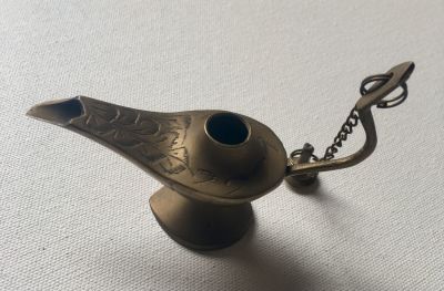 מנורת אלדין קטנה, עשויה נחושת, עיטורים חרוטים, מכסה נשלף גובה 8 ס׳׳מ . כאשר אביו של אלאדין נפטר 