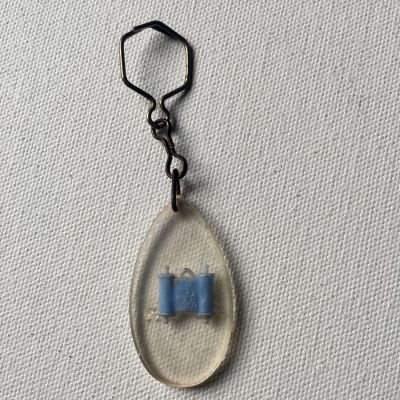 מחזיק מפתחות ישן פרסומת ישראלית ׳׳נשר מברשות׳׳ 
על ספר התורה כתוב בקטן את הפסוק מישעיהו -כי 