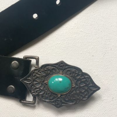 חגורת עור עם אבזם עשוי כסף, זהב ואבן טורקיז. החגורה חתומה ׳סיני 2002׳ חגורה במידה small אורכה 