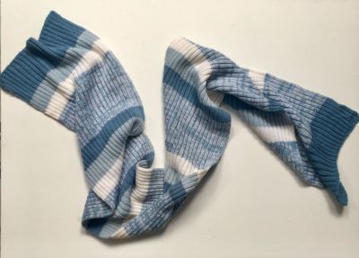 צעיף סרוג יפייפה בגווני הכחול מצבו כחדש ."צעיף שנותנים על הצואר בימות החורף, אף-על-פי שיש לו ד' 