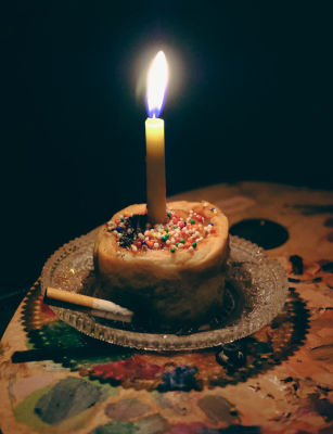 מעיין סבאג - ׳׳יומולדת׳׳ 2021. הכירו את האמנית והצלמת מעיין סבאג, תגלית בת 22, מעיין מחוברת למצלמה 