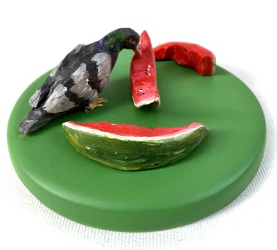 ורד אהרונוביץ׳ - ׳׳יונה אוכלת אבטיח׳׳ 2020. פיסול פוליאמרי 
ממוספר 8/50 
קוטר 12 ס׳׳מ 