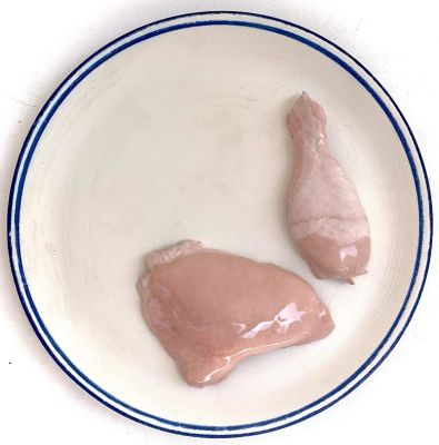 נועה צ׳רניחובסקי - ׳׳קרע׳׳ 2023. קוקו מציגה בפניכם במכירה זו 4 צלחות קרמיקה מתוך סדרה של 300 צלחות 