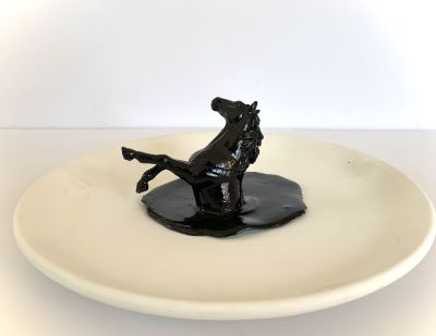 קרן וגולן - ללא כותרת, 2023. קוקו מציגה בפניכם במכירה זו 4 צלחות קרמיקה מתוך סדרה של 300 צלחות 