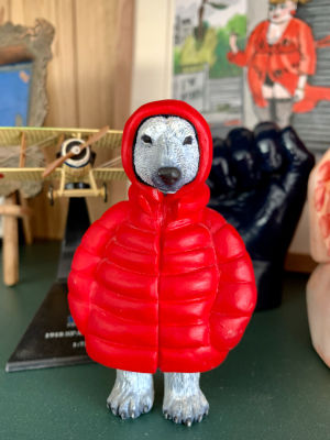 סטיב פררה - דוב קוטב אדום, 2022. במכירה זו תמצאו שלושה פסלים בעבודת יד של האמן הקנדי סטיב פררה- 