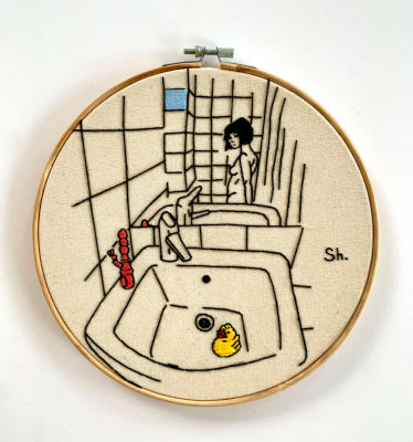 סווטה שלסט - פורטרט עצמי בראי, 2022. רקמה ידנית על בד ממוסגרת עץ 
קוטר 23 ס׳׳מ 
חתומה ברקמה 
סווטה 