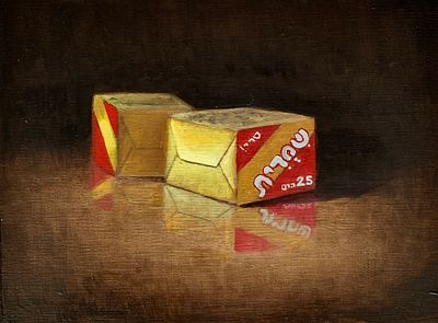 רוני יפה - ׳׳קוביות שמרים נדירות׳׳ 2025. אובייקט יומיומי מודרני־מקומי נצפה ברצינות, אפילו בטקסיות. 