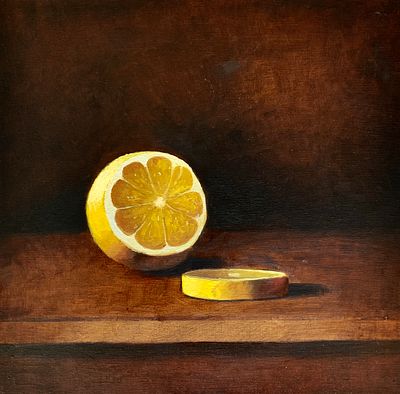 רוני יפה - ׳׳שמש׳׳ 2025. טבע דומם קלאסי: חצי לימון ופרוסה בודדת מונחים על משטח עץ כהה, ברקע 