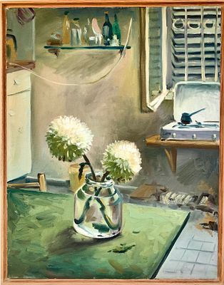 נטשה בריליאנטובה - ׳׳פרחים לבנים׳׳ 2013. המטבח הופך לזירה של שקט מתבונן. הפרטים - מדף עם בקבוקים 