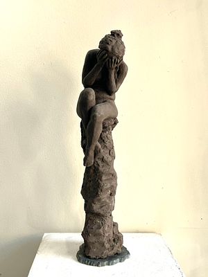 שני שמש - ׳׳משא׳׳ 2025. פסל יחיד (ללא עותקים) 
חימר שרוף ושעווה 
גובה 51 ס׳׳מ 
חתום 
שני שמש 