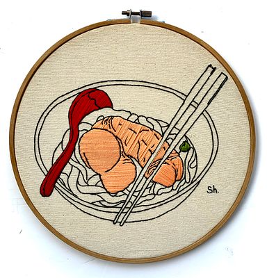 סווטה שלסט - ׳׳נודלס׳׳ 2020. רקמה ידנית על בד ממוסגרת 
קוטר 26 ס׳׳מ 
חתומה ברקמה מקדימה 