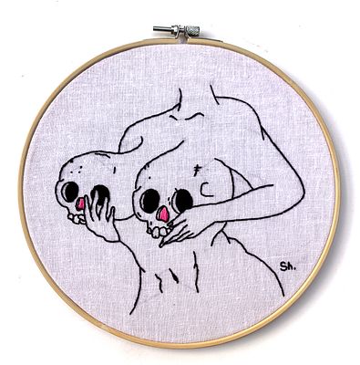 סווטה שלסט - ׳׳עירום׳׳ (מסדרת ליל כל הקדושים) 2025. רקמה ידנית על בד ממוסגרת 
קוטר 23 ס׳׳מ 
חתומה 