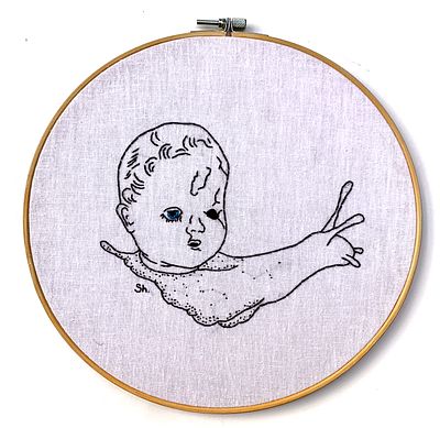 סווטה שלסט - ׳׳חלזון׳׳ 2025. בעבודה הזו האמנית משתמשת בראש של בובה כדימוי טעון של ילדות, תום 