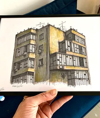 טל שטח - ללא כותרת, 2022. בעבודה זו ניכרת שליטה רישומית גבוהה ורגישות יוצאת דופן לפרטי המבנה 