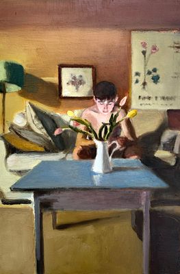 נורית ארבל - ׳׳טוליפים׳׳ 2026. ב״טוליפים״ מציירת נורית ארבל סצנה ביתית אינטימית: בנה יושב מול 