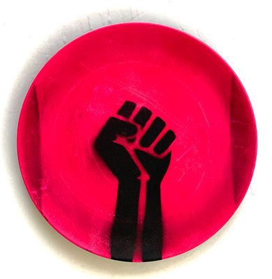 תומר ספיר - ללא כותרת, 2023. צלחת מתוך תערוכה למאבק למען הדמוקרטיה, שיוויון וחופש ביטוי. 
על הצלחות 