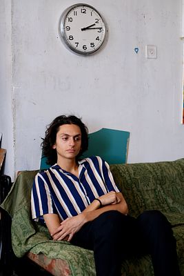 מעיין סבאג - ׳׳מחכים לזמן אחר׳׳ 2021. צילום ממוספר 3/3 וממוסגר 
21/29 ס׳׳מ 
חתום 
׳׳המצלמה היא 