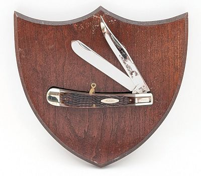 1982 Case XX Collector's Club Jigged Bone Large Trapper 6251 w/ Plaque. Knife is numbered 0927 