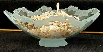 1992 Signed Stephen Schlanser Etched Art Glass Centerpiece Bowl. Features Ruffled Petal Edge 