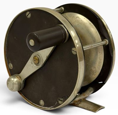 Julius Von Hofe 4/0 Salmon Reel. This mid sized 4/0 Salmon reel features hard rubber side 