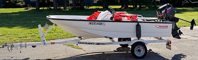 2000 Boston Whaler & ShoreLand?r Trailer. The classic "Unsinkable Legend" design features a 
