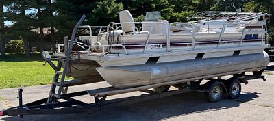1992 Monark Marine Sun Spa 200 Pontoon & 2004 Lippert Trailer. 1992 Monark Marine Sun Spa 200 