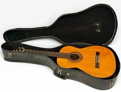Sorrento 1075 Acoustic Guitar. The guitar comes in a hard case with two books, a neck strap 