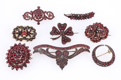 Bohemian Garnet Jewelry - 8 antique Brooches,. Bohemia, manufactured from 1880 onwards, 8 