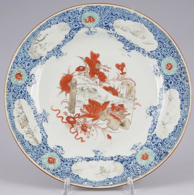 Fine plate with floral motif, China Yongzheng period,. Porcelain, China, Qing Dynasty, Yongzheng 