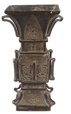 Bronzevase in Gu-Form, China Qing-Dynastie,. Bronze, China, Qing Dynasty (1644–1911), Gu-shaped 