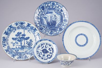 Five Chinese porcelain objects, China Qing Dynasty,. Porcelain, China Qing Dynasty, five Chinese 