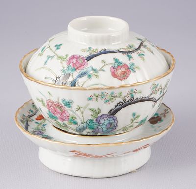 Famille Rose covered bowl with saucer, China, 19th/20th century. Porcelain, China, 19th/20th 