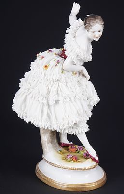 Oldest Volkstedt dancing Fanny El&szlig;ler in a ruffled dress - Hugo MEISEL,. porcelain, Thuringia 