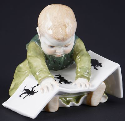 Meissen Hentschel child with picture book 1st choice - Konrad HENTSCHEL,. porcelain, blue sword 
