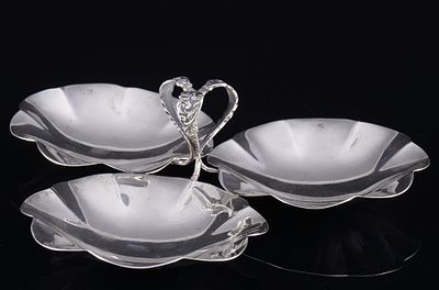 Silber Cabaret Schale, 
Silber, gestempelt und gepr&uuml;ft, Cabaretschale mit drei blattf&ouml;rmigen 