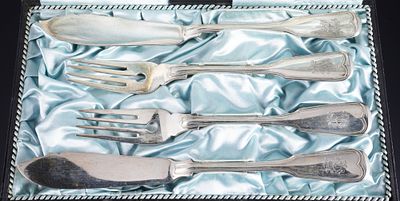800 Silber Fischbesteck f&uuml;r 2 Personen, 
800 Silber, gestempelt 800 + Halbmond und Krone + 