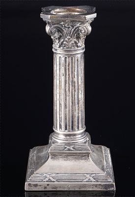 800 Silber Kerzenleuchter als korinthische S&auml;ule, 
Silber 800/000, Gebr&uuml;der K&uuml;hn, gestempelt 