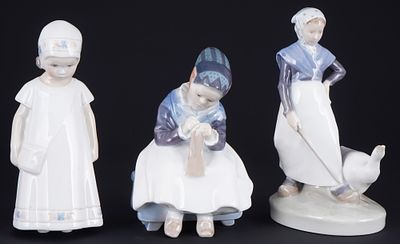 Royal Copenhagen 3 Kinderfiguren, 
Porzellan, D&auml;nemark, mit gr&uuml;ner Firmenmarke und blauen 