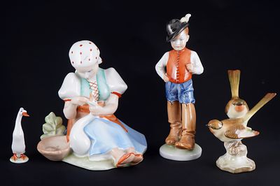Herend / Zsolnay Pecs 4 Figuren, 
Porzellan, Ungarn 20. Jahrhundert, blaue Firmenmarke, 1x 