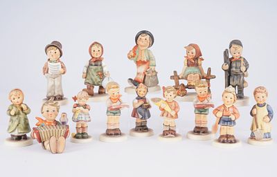 Hummel / Goebel 14 Kinder, 
Porzellan, blaue Firmenmarke, Entwurf nach Maria Innocentia HUMMEL 