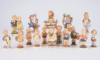 Hummel / Goebel 16 Kinder, 
Porzellan, blaue Firmenmarke, Entwurf nach Maria Innocentia HUMMEL 