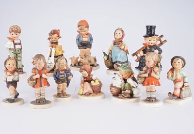 Hummel / Goebel 12 Kinder, 
Porzellan, blaue Firmenmarke, Entwurf nach Maria Innocentia HUMMEL 