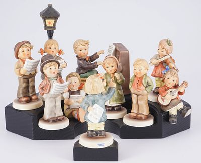 Hummel / Goebel 10 Musikanten-Kinder auf Podest, 
Porzellan, blaue Firmenmarke, Entwurf nach 