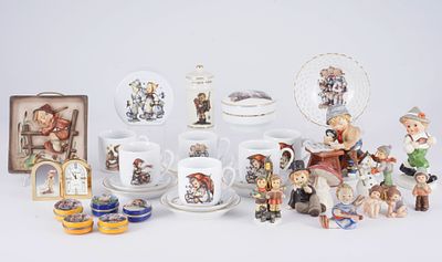 Hummel / Goebel 33-teiliges Zier-Konvolut, 
33-telige Sammlung, Porzellan / Metall, blaue 