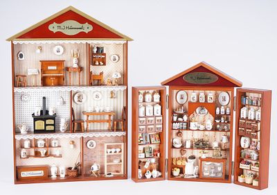 Hummel Puppenhaus und Kaufladen, 
M.I. Hummel Puppenhaus H 55,5 cm x B 39,5 cm x T 7,5 cm und 