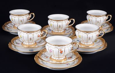 Meissen X-Form Streubl&uuml;mchen 6 Mokkagedecke, 
18-teiliges Porzellan, blaue Schwertmarke 1. und 