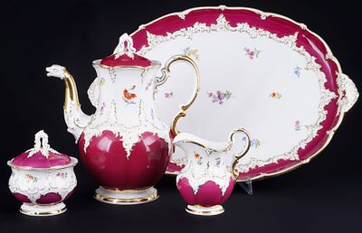Meissen B-Form purpur Kaffeekern auf Tablett, 
4-teiliges Porzellan, blaue Schwertermarke 